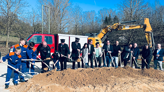 Spatenstich f&uuml;rs Feuerwehrger&auml;tehaus (Foto: J.Amonat)