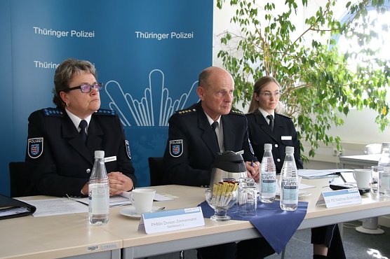 v.l. Polizeihauptmeisterin Doreen Zimmermann und Polizeidirektor Matthias Bollenbach (Foto: agl) v.l. Polizeihauptmeisterin Doreen Zimmermann und Polizeidirektor Matthias Bollenbach (Foto: agl)