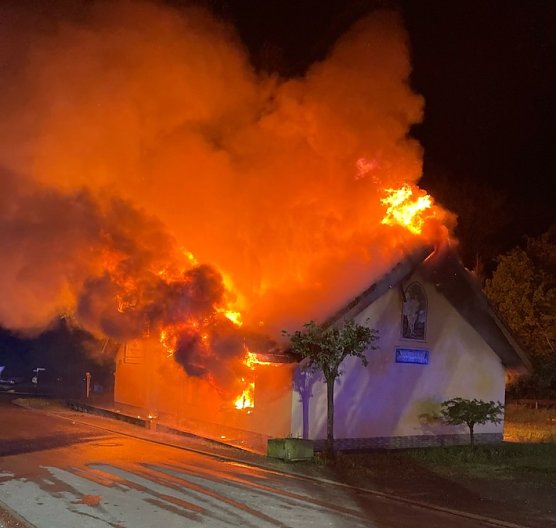 Sch&uuml;tzenhaus in Flammen (Foto: LPI Nordhausen )