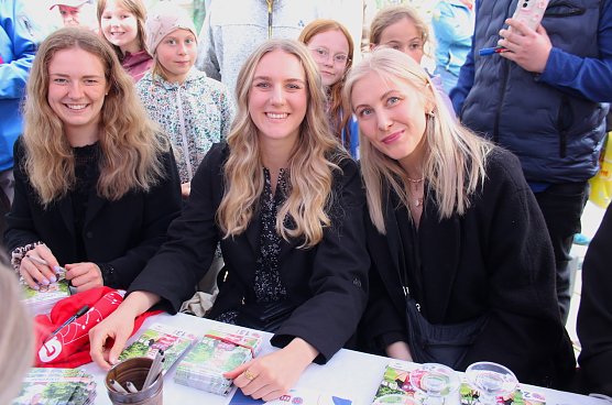 Gut gelaunte Europacup-Siegerinnen bei der Autogrammstunde (Foto: Eva Maria Wiegand) Gut gelaunte Europacup-Siegerinnen bei der Autogrammstunde (Foto: Eva Maria Wiegand)