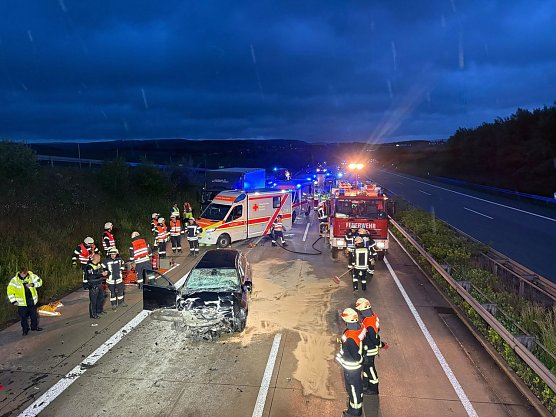 Schwerer Unfall auf der A38 (Foto: Feuerwehr Breitenbach , Silvio Dietzel) Schwerer Unfall auf der A38 (Foto: Feuerwehr Breitenbach , Silvio Dietzel)