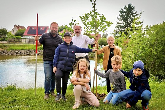 Kommunionskinder pflanzen Erinnerungsbaum (Foto: Stadt Leinefelde-Worbis)