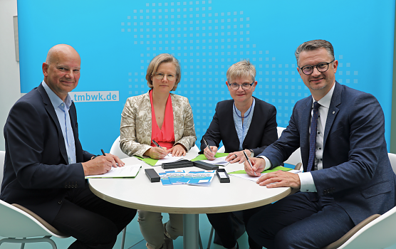 Bei der Unterzeichnung der Fortf&uuml;hrungsvereinbarung: (v.l.n.r.) Lars Eggert, stv. Gesch&auml;ftsf&uuml;hrer Unfallkasse Th&uuml;ringen, Uta Maercker, Gesch&auml;ftsf&uuml;hrerin AGETHUR, Birgit Dziuk, Landesgesch&auml;ftsf&uuml;hrerin BARMER Th&uuml;ringen und Bildungsminister Christian Tischner. (Foto: TMBWK)