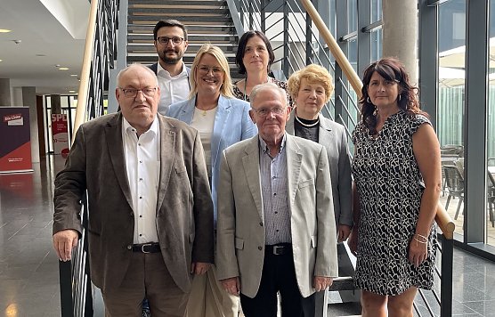 1. Reihe: Egon Primas, Friedhelm H&auml;&szlig;ner, Antje Rottmann, 2. Reihe: Ulrike Jary, MdL, Liliana Hrytsyshyn 3. Reihe: Thomas Eifert, Anja Sturm (Foto: UdVA Th&uuml;ringen)