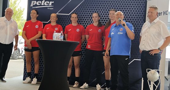 Die Handballdamen konnten f&uuml;r die kommende Saison neu verpflichtet werden. Mit auf der B&uuml;hne: Herbert M&uuml;ller, Robert B&ouml;hm und Helmut Peter (Foto: nnz)