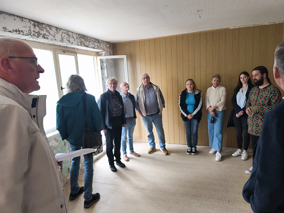 Martin Hauck (li.) erkl&auml;rt, worauf es in diesem Teil des unsanierten Geb&auml;udes ankommt und was zur Landesgartenschau 2026 geplant ist. (Foto: Ilka K&uuml;hn)