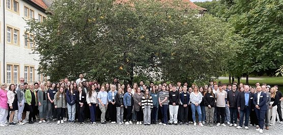 Gruppenfoto Azubis 2025 (Foto: Maria Richardt) Gruppenfoto Azubis 2025 (Foto: Maria Richardt)