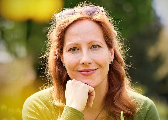 Sarah Benz, Musikerin, Dipl. Sozialp&auml;dagogin, Notfallseelsorgerin, Trauerbegleiterin und Bestatterin liest am Mittwoch, 22. Oktober 20205, aus ihrem Buch Sarggeschichten. (Foto: Sarah Benz)