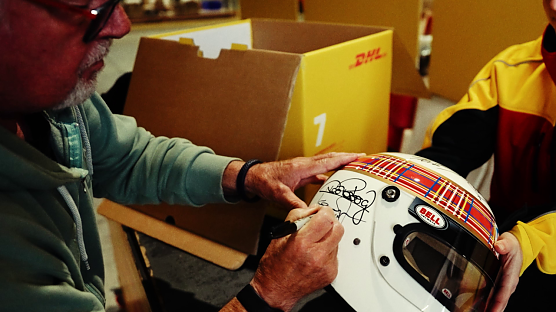 Formel 1 Helm wird signiert (Foto: DHL)