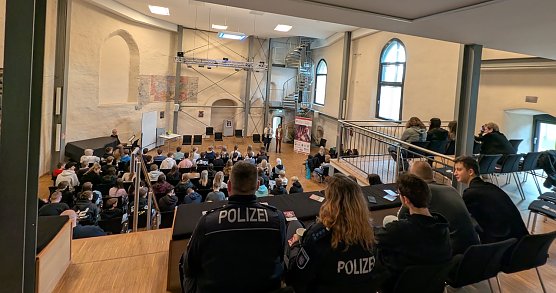 Volles Haus in der Cruciskirche: Die Gleichstellungsbeauftragten empfingen Sch&uuml;ler aus dem Kyffh&auml;userkreis und Vertreter der Polizei (Foto: Janine Skara)