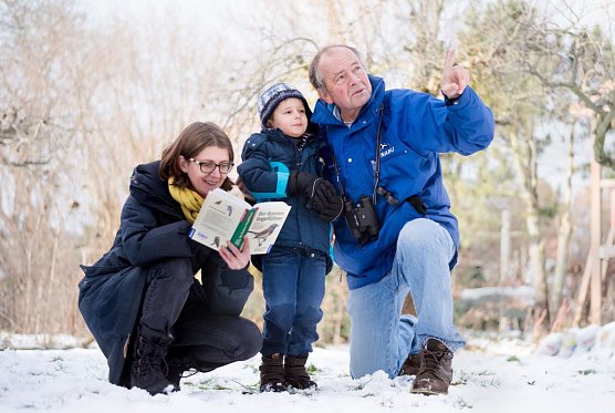 Eine Familie zählt Wintervögel. (Foto: Sebastian Henning, BUND) Eine Familie zählt Wintervögel. (Foto: Sebastian Henning, BUND)
