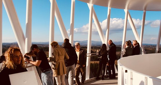 Die ersten Besucher waren Ende September bei bestem Wetter auf den Turm geklettert (Foto: agl)