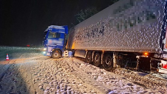Der Lkw rutschte in den Graben.  (Foto: Silvio Dietzel)