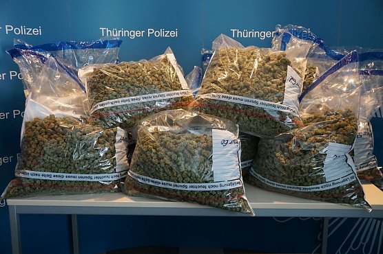 Rund 50 der insgesamt 140 Kilogramm Marihuana pr&auml;sentierte die Polizei. (Foto: ssc)
