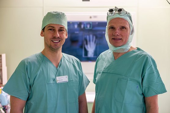 Chefarzt Dr. med. Daniel Hupe der Klinik f&uuml;r Chirurgie III � Orthop&auml;die und Unfallchirurgie und Sektionsleiter Dr. med. Martin Gehrold. (Foto: Eichsfeld Klinikum/Abashishvili)
