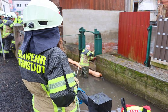 Der Regen hatte den Diesel in den Mühlgraben gespült. (Foto: Feuerwehr Heiligenstadt) Der Regen hatte den Diesel in den Mühlgraben gespült. (Foto: Feuerwehr Heiligenstadt)