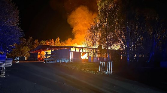 Die Lagerhalle brannte beim Eintreffen der Feuerwehren schon lichterloh. (Foto: Silvio Dietzel)