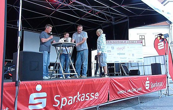 Athletenpräsentation des 15. Sparkassenmeetings (Foto: Karl-Heinz Herrmann) Athletenpräsentation des 15. Sparkassenmeetings (Foto: Karl-Heinz Herrmann)
