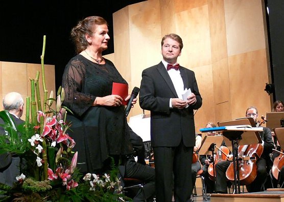 Anja Eisner und Kars Tietje f&uuml;hren durch das Programm (Foto: I. K&uuml;hn)