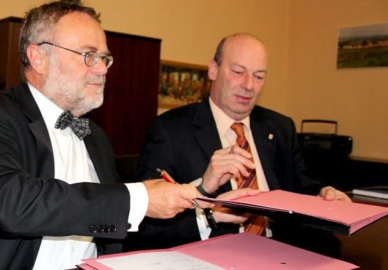 Unterschrieben (Foto: J. Piper)