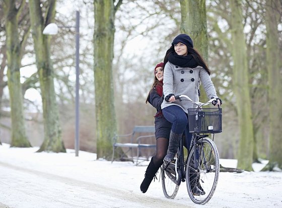 Bild: Wer ein paar Regeln beachtet, kommt auch auf dem Drahtesel sicher durch den Winter.