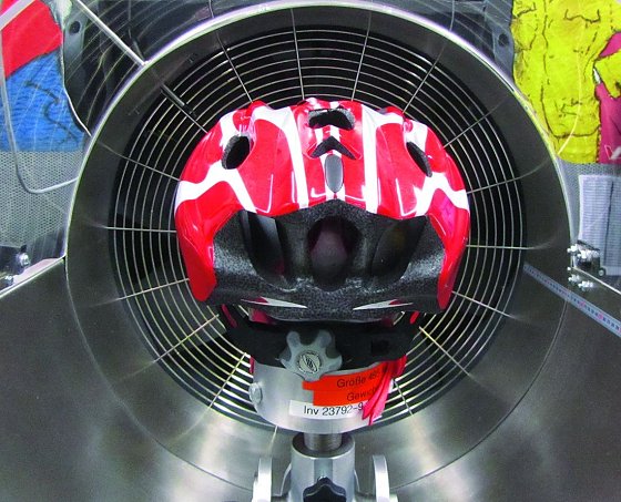 Bild: Bel&uuml;ftungstest Der warme Pr&uuml;fkopf unter dem Helm wird im Luftstrom gek&uuml;hlt, seine Temperatur gemessen.