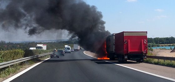 Bild: Brennender Lkw