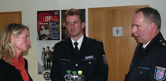 Bild: Vereinsvorsitzende Michaela Knoblauch im Gespr&auml;ch mit Polizeibeamten.
