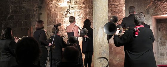 Bild: Dem Publikum den R&uuml;cken zugewandt - der Akustik wegen
