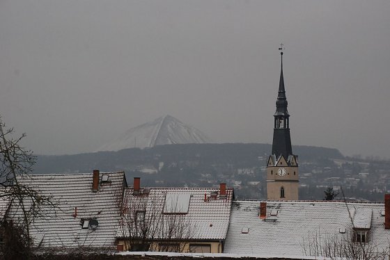 Bild: Seit heute Morgen verzuckert: die Schachthalde in Sangerhausen.