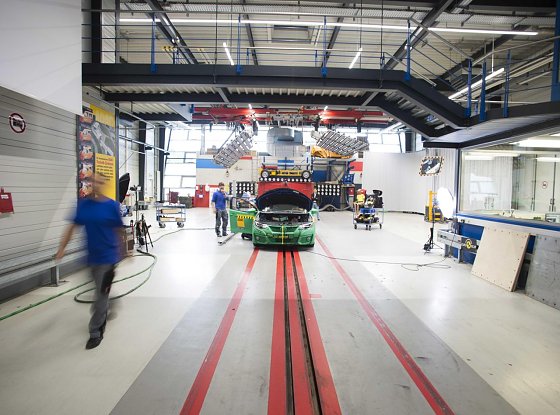 Bild: In der ADAC Crash-Anlage wird der gr&uuml;ne Honda Civic f&uuml;r den neuen Kompatibilit&auml;tstest vorbereitet.