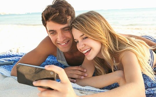 Bild: Auch im Urlaub online