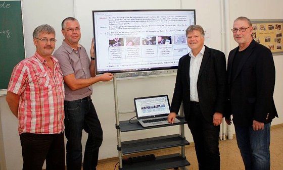Bild: Monitore &uuml;bergeben