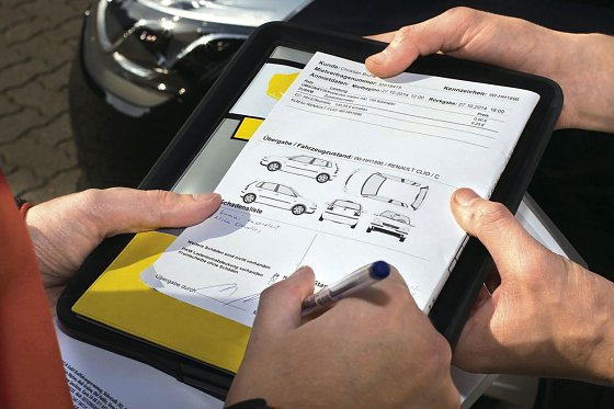 Bild: L&auml;stig, aber notwendig: Das R&uuml;ckgabe-Protokoll dokumentiert Sch&auml;den am Mietwagen