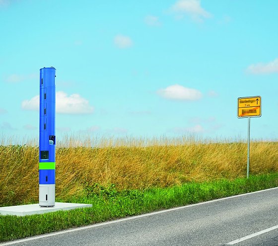 Bild: Kontrolls&auml;ule an einer Bundesstra&szlig;e - Fotomontage