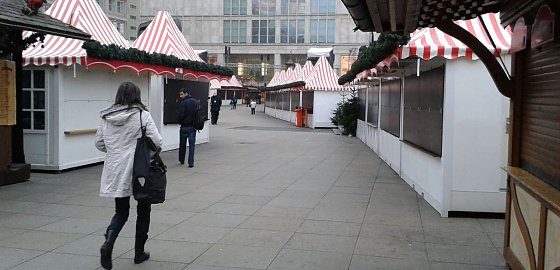 Bild: Leerer Weihnachtsmarkt auf dem Alex