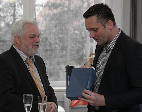 Bild: Ehrenplakette des NUV &uuml;bergeben