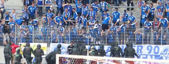 Bild: Polizei gegen Wacker-Fans