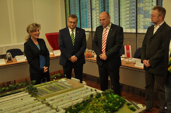 Bild: Ministerin Keller (li) zu Bescuh