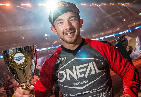 Bild: Luc Ackermann springt sich zum NIGHT of the JUMPs-K&ouml;nig von Berlin