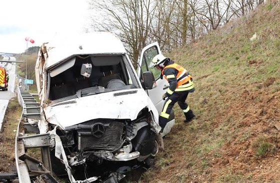 Bild: Kleintransporter verungl&uuml;ckt