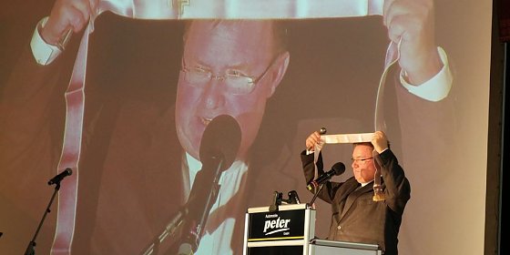 Bild: Richard Hentrich segnete so manchen Neubau, hier im vergangenen Jahr ein neues Autohaus der Peter-Gruppe