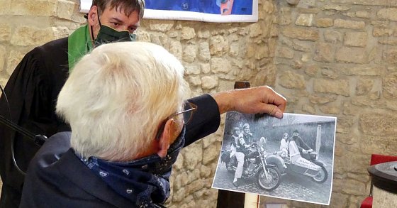 Bild: Wolf-Dieter Leidel &uuml;berreicht Pfarrer Heizmann ein Foto von seiner Ankunft in Sollstedt.