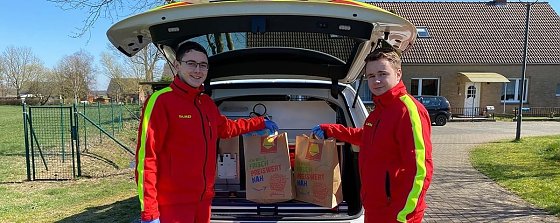 Bild: Die DLRG geht einkaufen. Von links: Nils Leidloff, Lennard Andre    