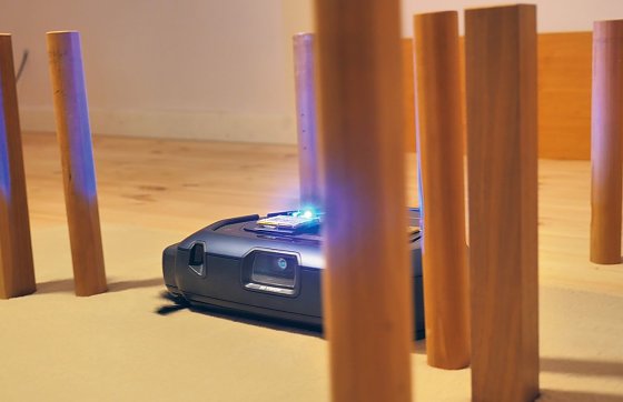 Bild: m Test umkurven die Roboter Hinder&shy;nisse wie Tisch&shy;beine. Wir messen, welche Fl&auml;che sie saugen.