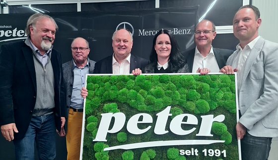 Bild: Von links: Erik Wakolbinger (Key Account Management der Dekra),  Prof. Hannes Brachat, Herausgeber der Fachzeitschrift "Autohaus", Helmut Peter, Christina Dost,  Ralf M. Meunzel, Chefredakteur "Autohaus" und Andreas Peter