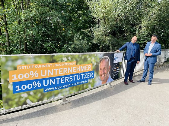 Bild: Henry Pasenow (links) und Niels Neu beim Banner in der Nordh&auml;user Stra&szlig;e in Ellrich 