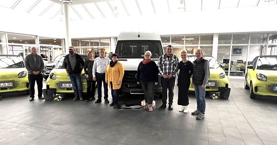 Bild: Vier smart und ein Sprinter an die Stiftung Landleben &uuml;bergeben