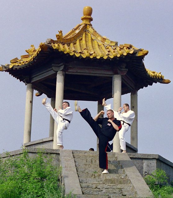 Bild: Hesse und Retzek vor einer Pagode in den Bergen von Shaolin