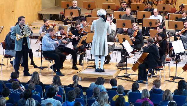 Bild: GMD als Mozart